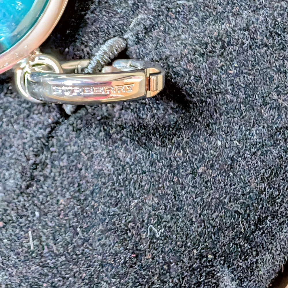 ✨ BURBERRY “U” Initial Pendant / Keychain – With Box & Dust Bag ✨ - Picture 7 of 8